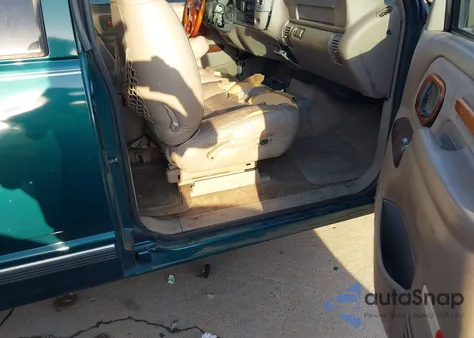 1998 Chevrolet C1500 Fleetside из США, поврежденный, VIN 2GCEC19R3W1206821